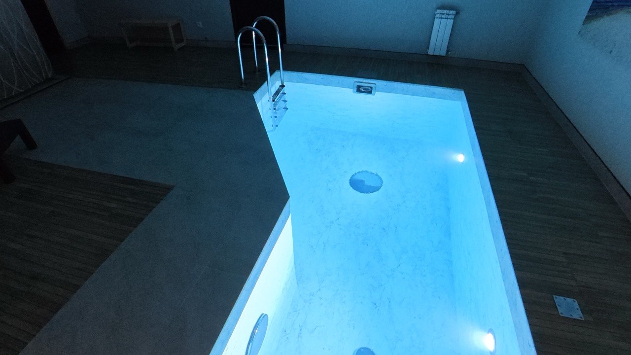 Подогреваемый бассейн с подсветкой